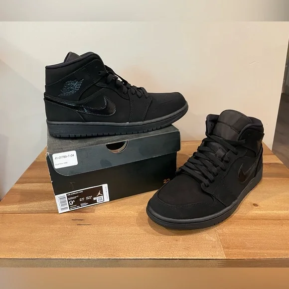 NWT Nike Men’s Air Jordan 1 Mid Black/Black - 2020 - 9.5 - Picture 1 of 6